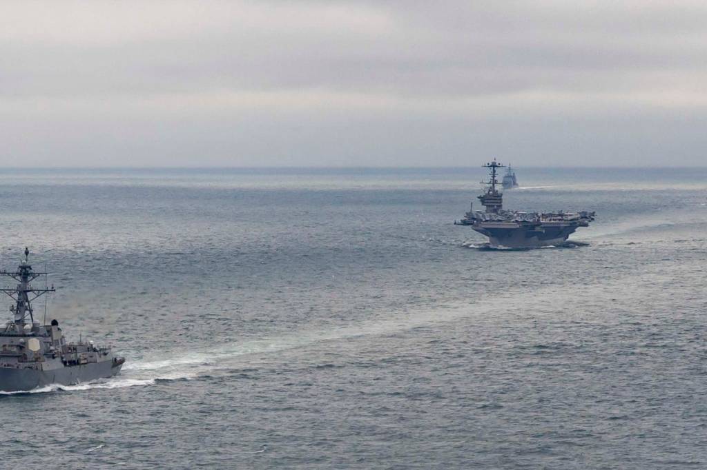 Hangarskipsgruppen med USS «Harry S. Truman» i midten seiler gjennom Doverstredet 14. oktober på vei mot norske farvann.