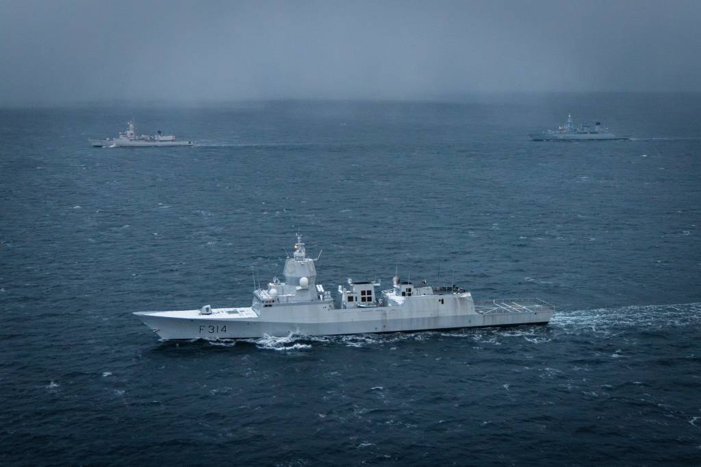 Den stående NATO-styrken Standing NATO Maritime Group 1 (SNMG1) ankom i dag Bodø. Besøket markerer starten på et planlagt opphold i Nord-Norge.Anløpet understreker NATOs tilstedeværelse og forpliktelse til sikkerhet i nord, og gir samtidig en mulighet for styrken til å styrke samvirket med norske maritime enheter.

I samme tidsrom arrangerer også Marinen sin årlige øvelse Arctic Advance, hvor vi trener fartøy og avdelinger innenfor ulike områder. Øvelsen demonstrerer Sjøforsvarets  evne til å operere effektivt og utholdende i krevende forhold i nordområdene. Norge er NATO i nord, og øvelsen er viktig for å være forberedt på å ta i mot allierte i våre nærområder. Vi har jevnlig alliert aktivitet langs norskekysten, og i 2026 gjennomføres øvelsen Cold Response med høy alliert aktivitet i Norge i alle domener.
