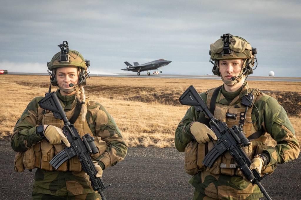 Soldater i Force Protection med F-35 takeoff i bakgrunn under øvelsen Icelandic Air Policing 2021.