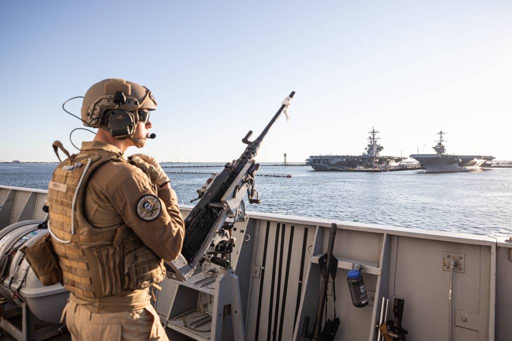 Artillerister holder skarp utkikk i det KNM Fridtjof Nansen forlater Norfolk Naval Station for å ta del i sertifiseringsøvelsen C2X før de sammen med Carrier Strike Group 8 skal ta del i Cooperative Deployment senere i år.