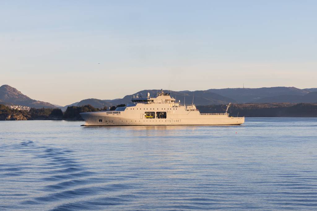 KV Hopen utenfor Bergen under øvelse Arctic Dolphin 25