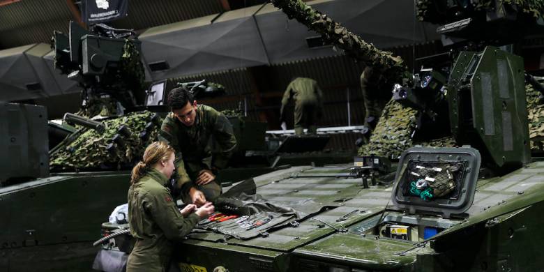 Soldater fra Porsangmoen i vedlikeholdshallen hvor de vedlikeholder sine CV90 stormapnservogner