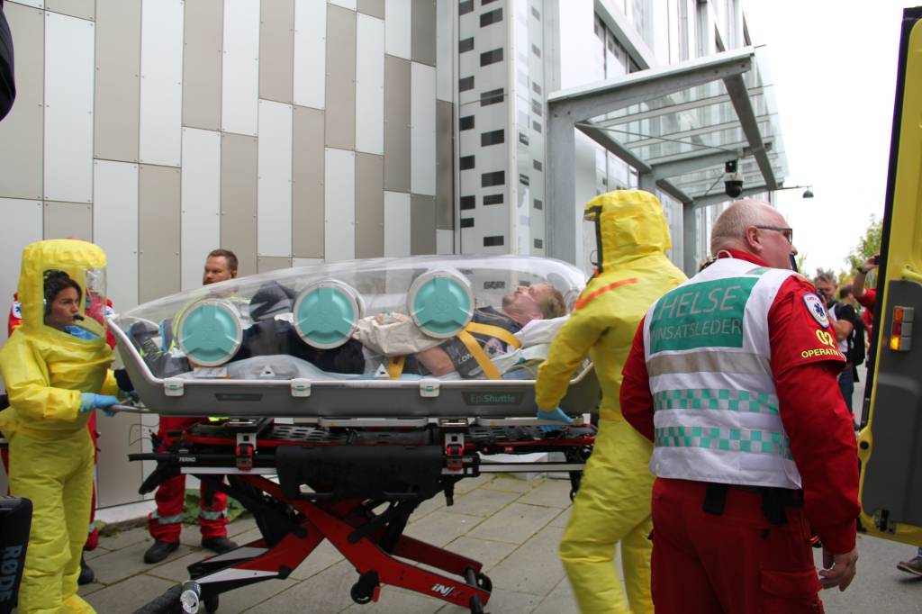 Kuvøsen EpiShuttle transporterer et voksent menneske på en isolert og trygg måte.