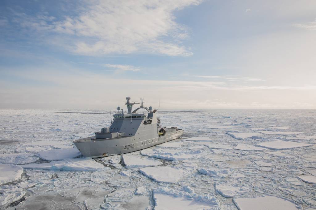 Photoex med KV Svalbard i Vestisen ved Grønland, under seltelling i 2018. 