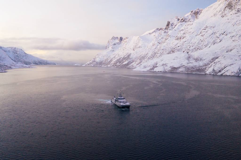 KNM Hinnøy deltar i Arctic Advance 2025 sammen med minedykkere fra Minedykkerkommandoen om bord.