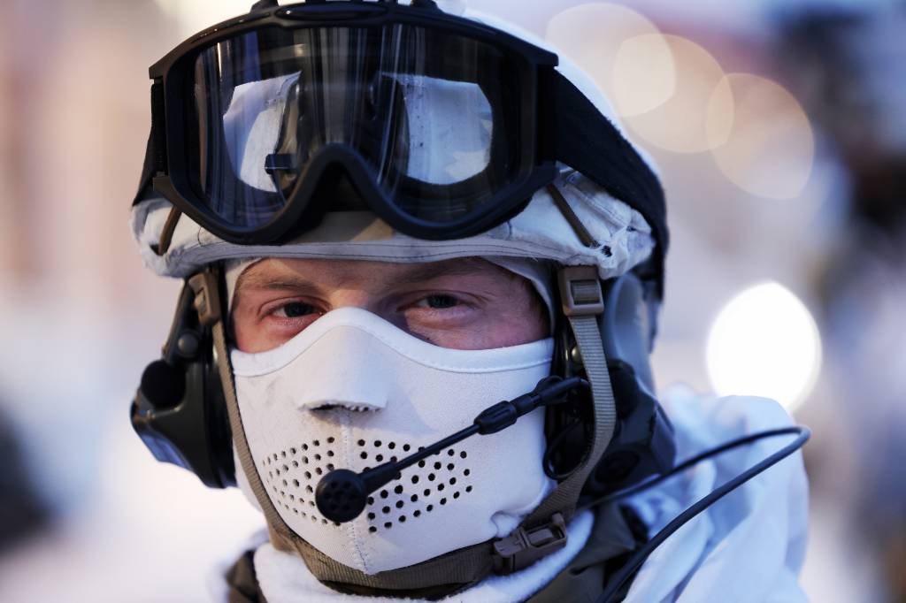 Soldat fra BrigN i Hæren med vinter kamuflasje