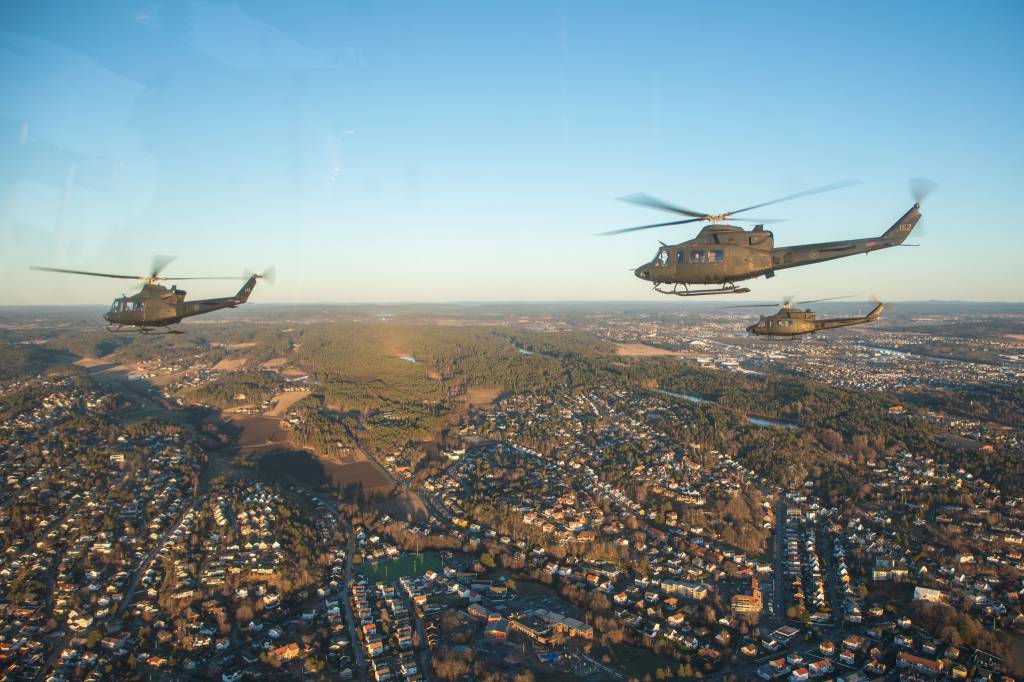 Bell 412 i formasjon over Østlandet