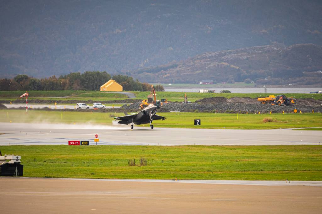 Norsk F-35 tar av fra taxebane Yankee på Ørland flystasjon.