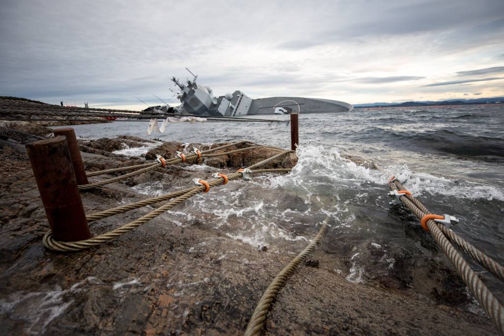 Det arbeides med å sikre KNM Helge Ingstad til land med wire. // HNoMS Helge Ingstad is beeing secured to land with wires.