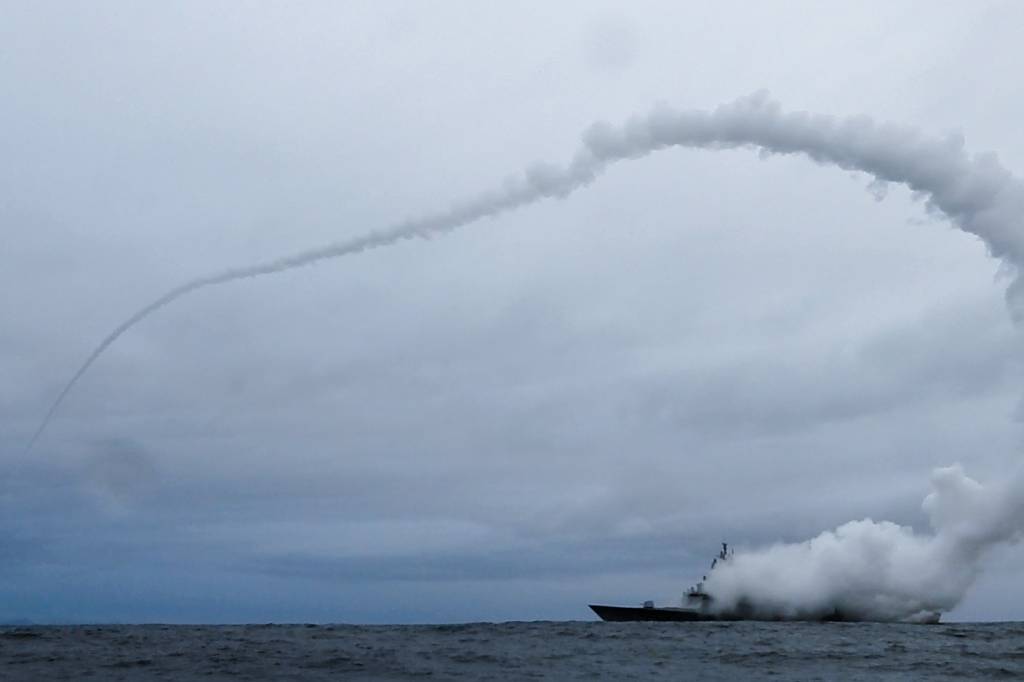 KNM Thor Heyerdahl under Mjølner 22-220512_HESY_