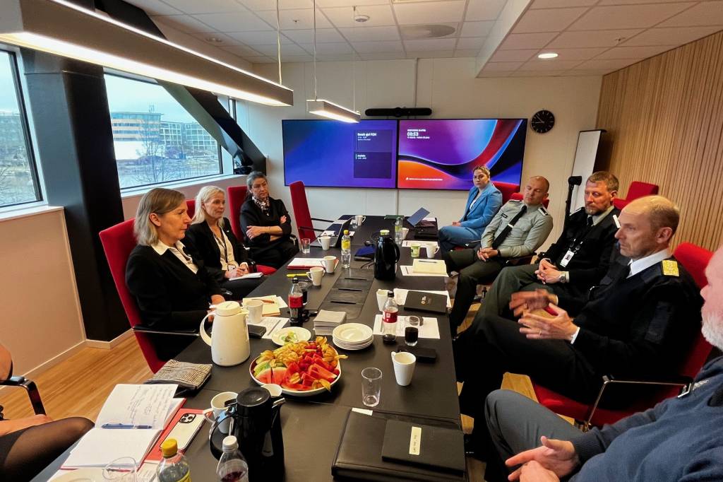 Fra onsdagens møte mellom Forsvarets operative hovedkvarter og DSB. Foto: Hanne Olafsen, Forsvaret