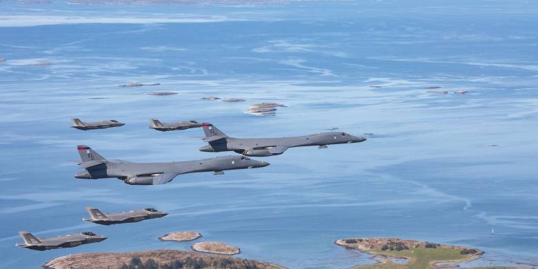 To B-1B Lancer bombefly som en del av Global Strike Command fra 34th Bomb Squadron Thunderbirds,  28th Bomb Wing US Air force flyr i formasjon sammen med norske F-35A kampfly.