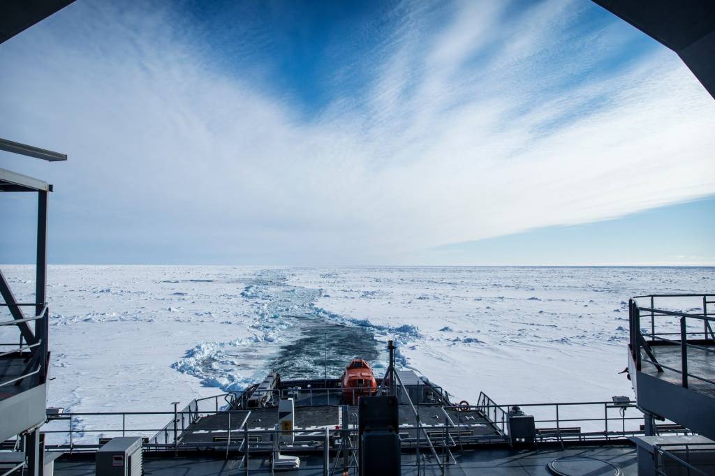 Forsvarsmateriell tester bruk av inklinerte satellitter for å gi bredbånd til Forsvaret nord for Svalbard / Norwegian Defence Material Agency tests satellites north of Svalbard