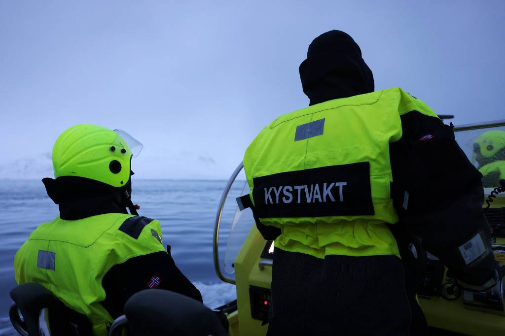 Fra tokt med kystvakt fart¿yet KV Svalbard.
Sj¿bj¿rn fra KV Svalbard i Lilliehšškfjorden pŒ Svalbard *** Local Caption *** Coast Guard Svalbard in Spitsbergen area.
Seabear from The Coast Guard vessel KV Svalbard in Lilliehšškfjorden 