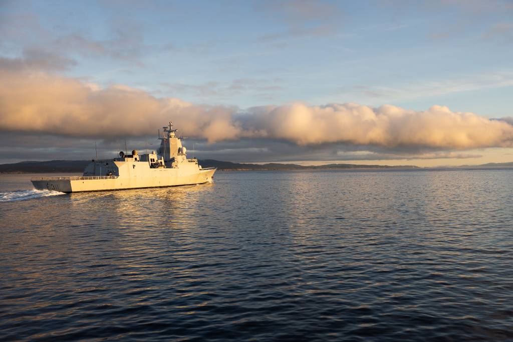 KNM Roald Amundsen under Flotex 23