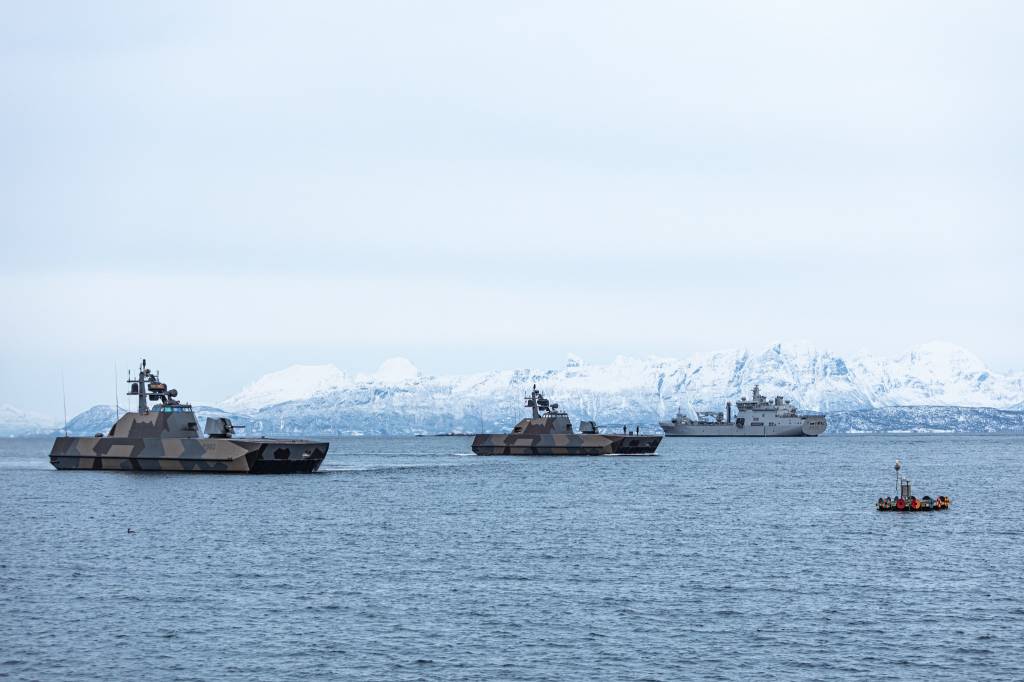 Sjøforsvaret øver med Luftforsvaret, Hæren og internasjonale deltakere under øvelse TG21-2 og Arctic Cooperation. Bildene er tatt utenfor Harstad og viser korvettene KNM Skjold, KNM Glimt og KNM Maud// HNoMS Glimt, HNoMS Skjold and HNoMS Maud outside Harstad, Norway, during exercise TG21-2.