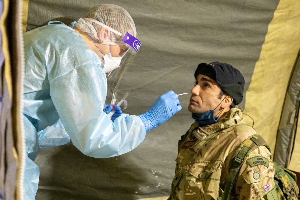 Sanitetsassistent fra Bardufoss sykestue utfører covidtest på britisk soldat