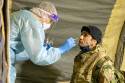 Sanitetsassistent fra Bardufoss sykestue utfører covidtest på britisk soldat
