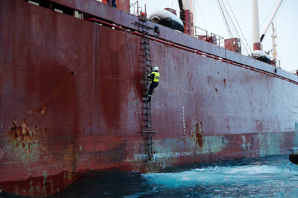 Fra tokt med kystvakt fartøyet KV Svalbard.
Fiskeriinspektører fra KV Svalbard klatrer ombord på et Russisk fiskefartøy for å gjennomføre en fiskeriinspeskjon *** Local Caption *** Coast Guard Svalbard in Spitsbergen area. Fishing inspectors from the Norwegian Coast Guard vessel climb on to a Russian fishing vessel fo a fishing inspection.