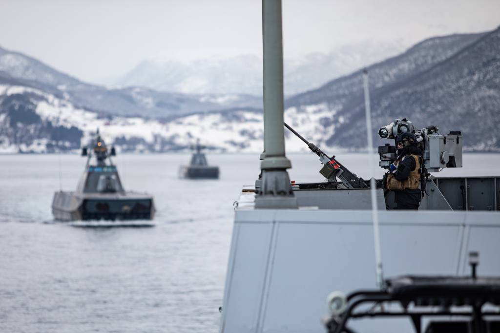 KV Jarl, fregatter og korvetter føres gjennom et minefelt av minerydderen KNM Måløy for øvelse under øvelsen TG 21-2 i Nord-Norge.