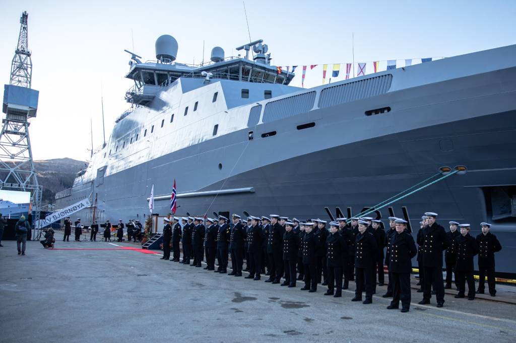Besetningen på KV Bjørnøya oppstilt før dåpen av det nye kystvaktfartøyet. Foto: Helene Synes / Sjøforsvaret