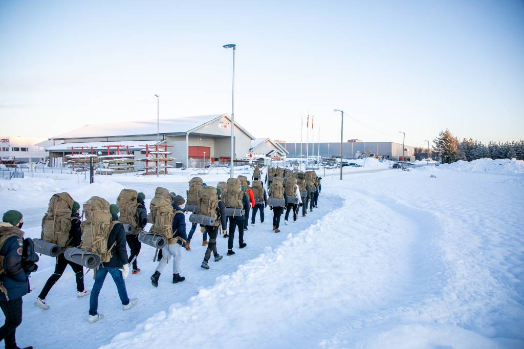 Rekrutter ved Hærens skole for rekrutt og fagutdanning har sin første dag i forsvaret hvor dem får utdelt utstyr på depoet.