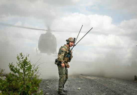 En av luftforsvaret bell 412 helikoptere gjennomfører trening på evakuering av skadde soldater under utdanningskontroll til Norwegian Task unit 7- I august vil Norwegian Task Unit 7 ta over oppdraget fra Norwegian Task Unit 6. Før avreise gjennomfører Nortu 7 utdanningskontroll på Rena før avreise til Irak.