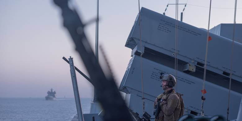 KNM Roald Amundsen og resten av den britiske hangarskipsstyrken har seilt gjennom Suez-kanalen og Rødehavet for å fortsette operasjon Highmast i Indo-Stillehavet.
 
I åtte måneder deltar fregatten KNM Roald Amundsen på operasjon Highmast i UK Carrier Strike Group 25 ledet av HMS Prince of Wales. Operasjonen gjør oss tettere integrert med en av våre viktigste allierte, samtidig som vi bidrar til å opprettholde sikkerhet og navigasjonsfrihet i områder som er viktige for en sjøfartsnasjon som Norge.