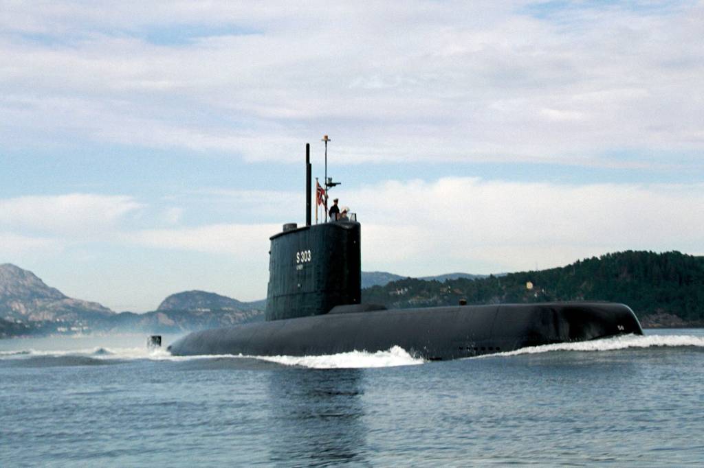 Ubåten KNM Utvær (S303) i overflatestilling på Vestlandet. Foto: Torbjørn Kjosvold / Forsvaret