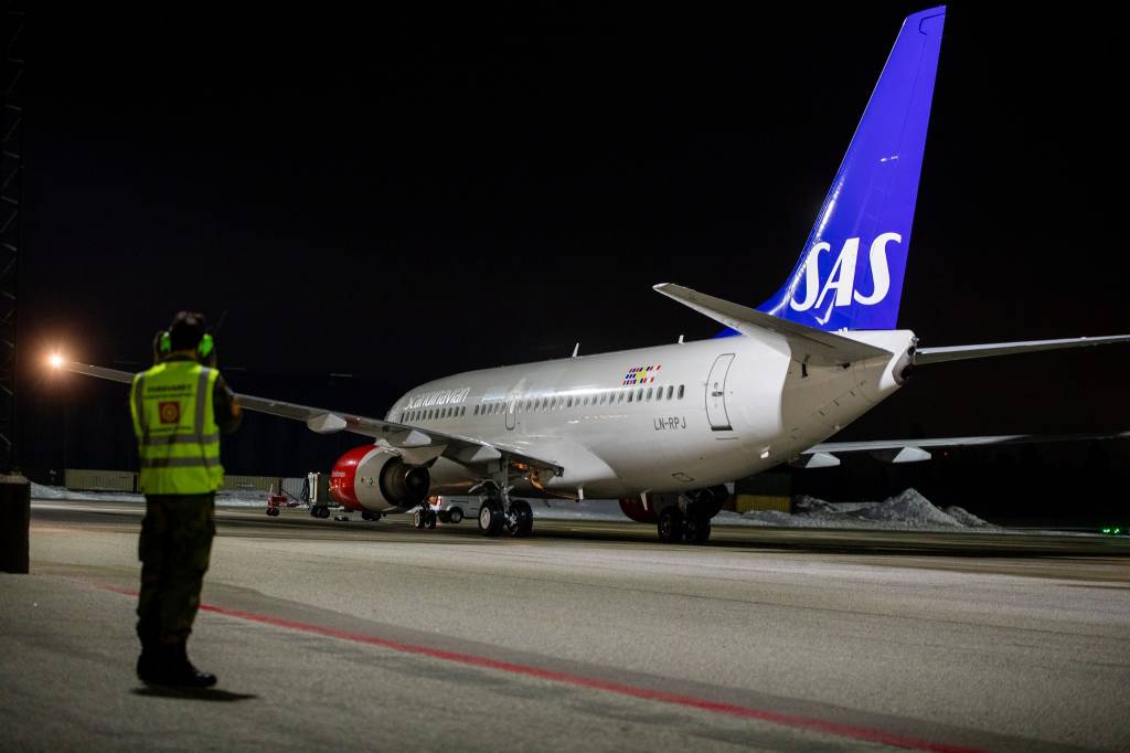 Strategisk luftevakueringsflyet fra SAS som har fraktet Hans Majestet Kong Harald hjem fra Malaysia lander på Oslo lufthavn Gardermoen. Å takser inn på den militære flystasjonen. 