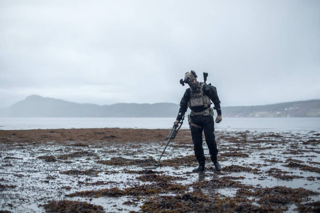 Operatør fra minedykkerkommandoen søker etter miner på en strand under øvelse Trident Juncutre 2018  *** Local Caption *** Operator from the norwegian naval EOD commando searching for mines on a beach during exercise Trident Juncture 2018