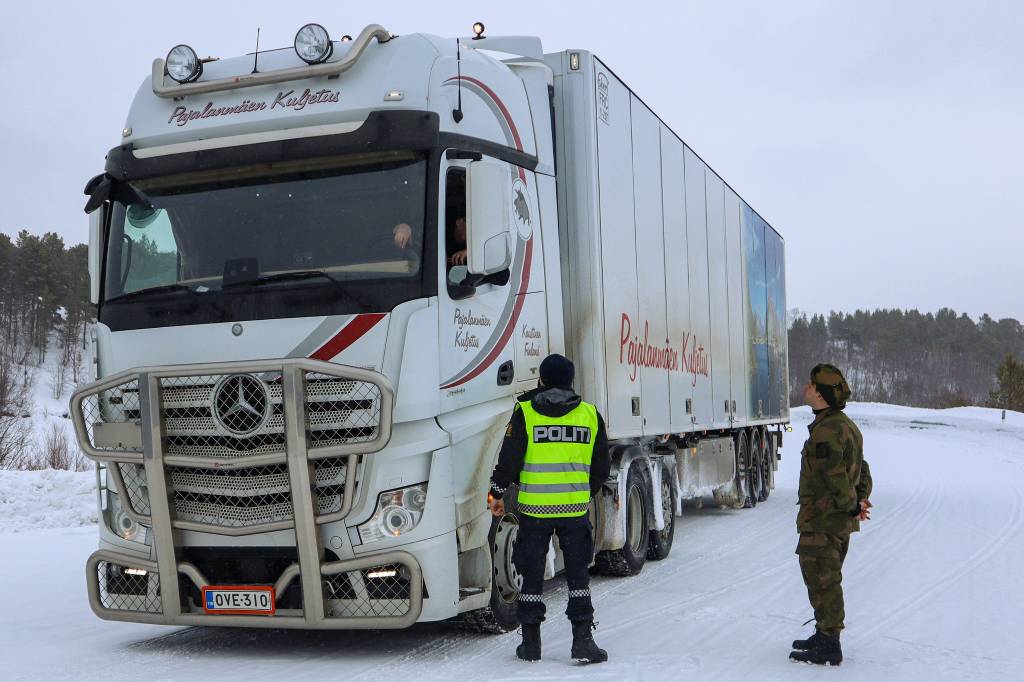 Soldater fra Finnmark heimevernsdistrikt 17 bistår politiet med å stoppe all trafikk mellom Finland og Norge ved Karigasnemi.