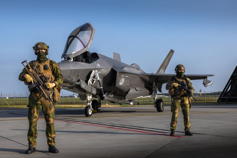 Norsk vaktpersonell foran et nederlandsk F-35