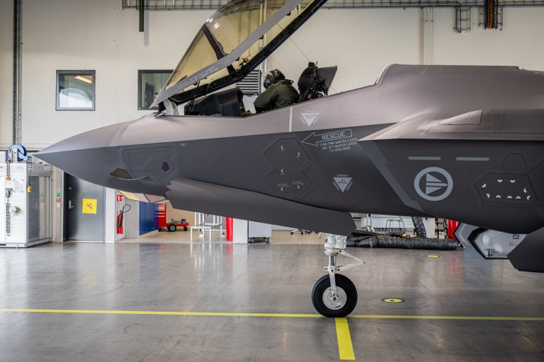 Belgisk pilot i et norsk F-35 som klargjort av norske teknikere under Weapons Instructor Course 2026 på Ørland flystasjon.