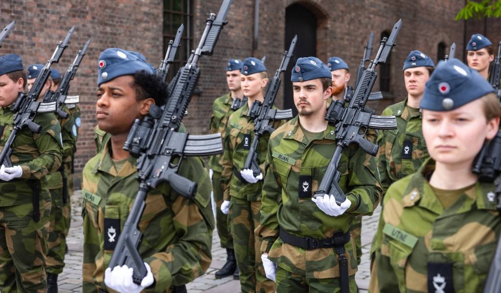 Sjef Luftforsvaret, generalmajor Rolf Folland, taler og legger ned krans ved Luftforsvarets minnemonument på Akershus Festning.