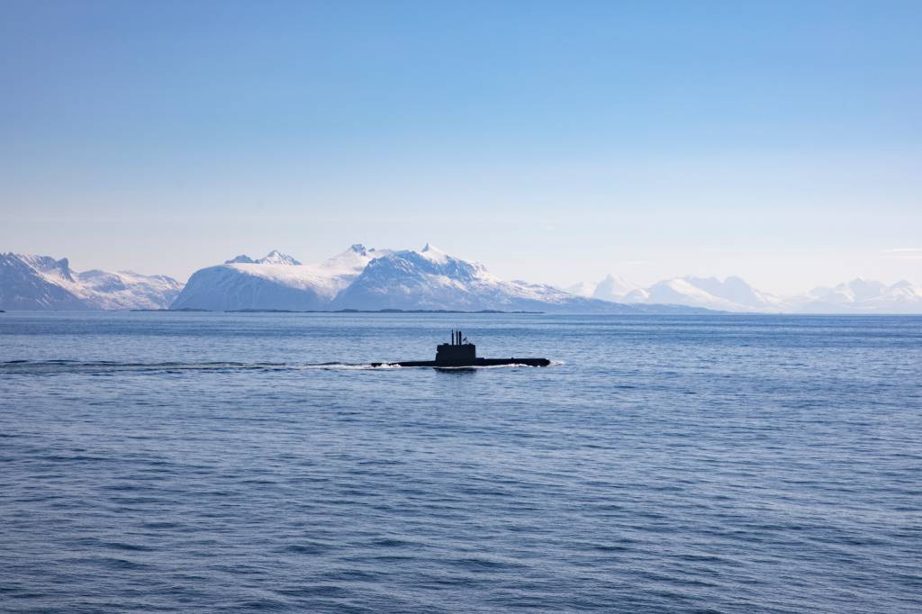 Ubåt utenfor Harstad.  / Submarine outside Harstad.