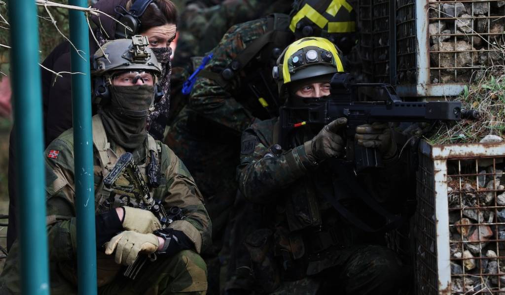 Ukrainske soldater under opplæring av norske Hær soldater fra Telemark bataljon i leieren til EUs treningsmisjon for Ukraina (EU MAM) utenfor Berlin