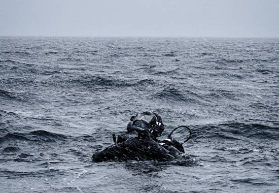 Litauiske minedykkere sammen med norsk skipsdykker gjennomfører treningsdykk utenfor Bodø.