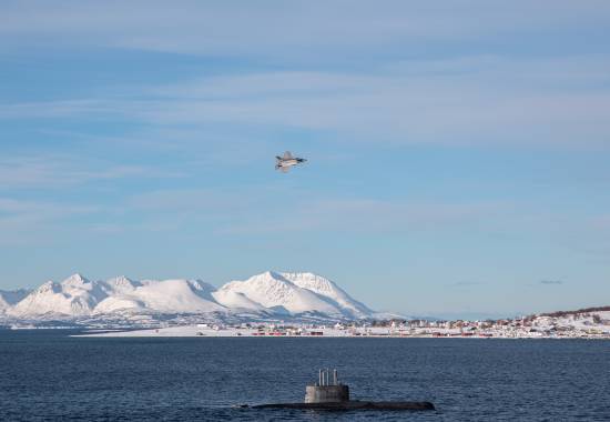 Det norske kampflyet F-35 flyr over ubåten KNM 