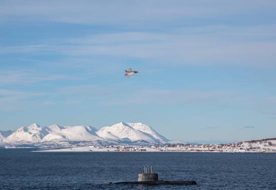 Det norske kampflyet F-35 flyr over ubåten KNM 