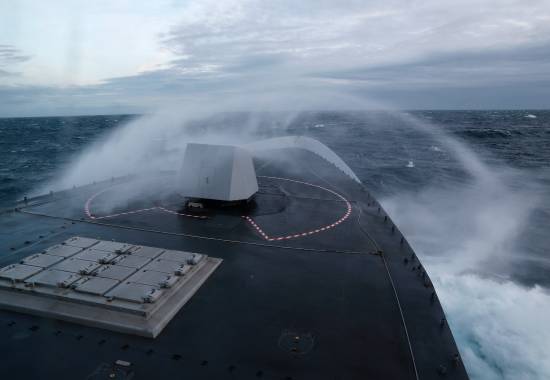Sjø slår over dekk på fregatten KNM Thor Heyerdahl