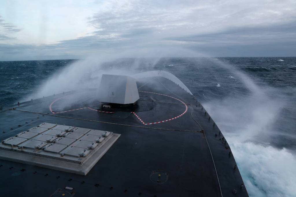 Sjø slår over dekk på fregatten KNM Thor Heyerdahl