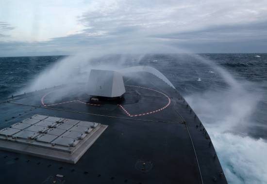 Sjø slår over dekk på fregatten KNM Thor Heyerdahl