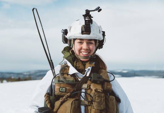 Portrett av en soldat i innsatsstyrken Grebe HV05 på øvelse Cold  Respons 2022.