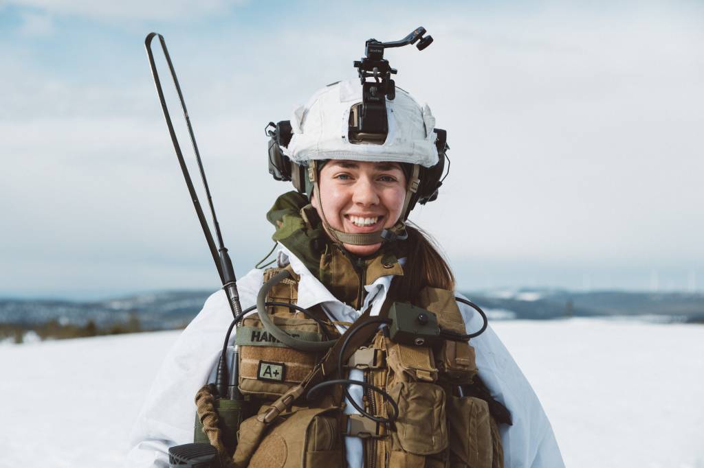 Portrett av en soldat i innsatsstyrken Grebe HV05 på øvelse Cold  Respons 2022.