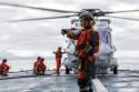 Samtrening med fregattvåpenet. Besetning fra KNM Roald Amundsen får anledning til å komme ombord og trene / NH90 helicopter on board the coastal vessel KV Senja