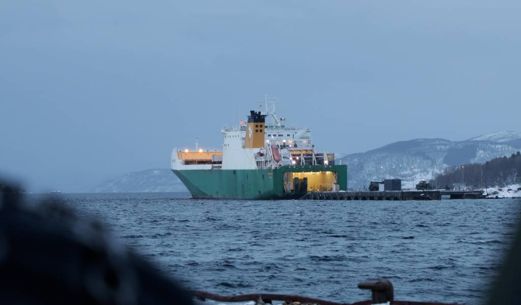 Hurst Point ankommer S¿rreisa, som f¿rste allierte skip med materiell og kj¿ret¿y til Cold Response 2022. Skipet ble losset med god hjelp fra sivile og milit¾re akt¿rer.
 *** Local Caption *** Hurst Point arrives in S¿rreisa, as the first allied ship with equipment and vehicles for Cold Response 2022. The ship was unloaded with help from civilian and military partners.