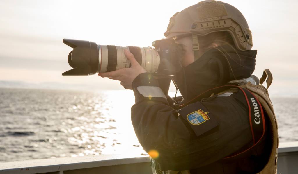 Presse og Informasjons assistent i arbeid  / Public affairs Assistant in work.