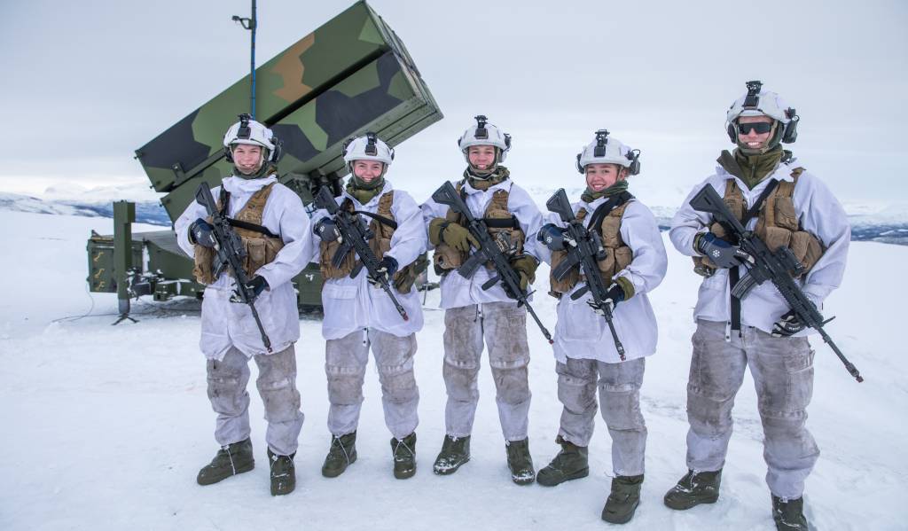 Soldater og en launcher fra Luftvernbataljonen under øvelse Cold Response. (før korona/avlyst)