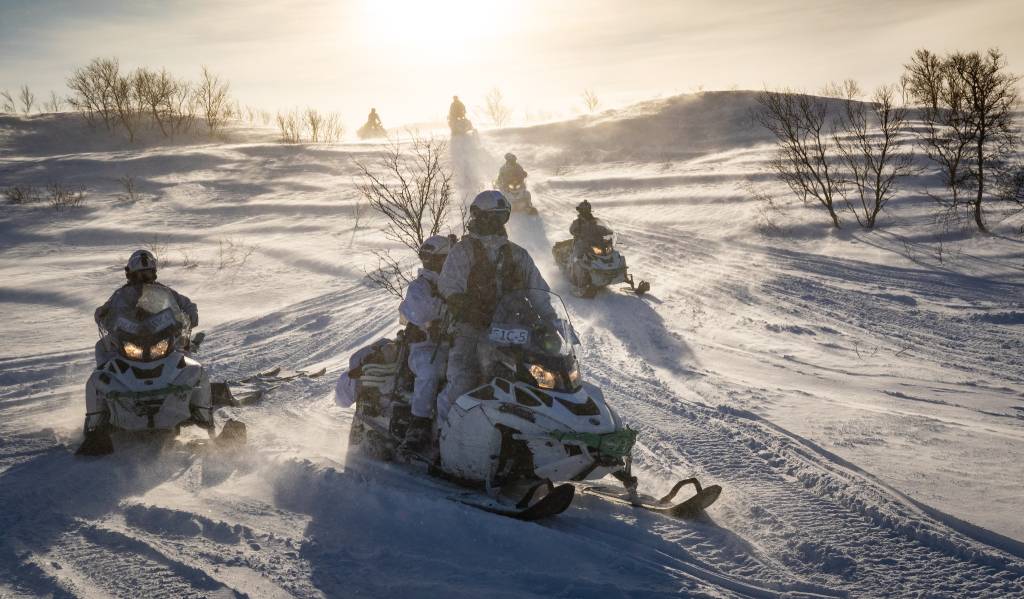Soldater fra Jegerkompaniet fra Garnisonen i Sør-Varanger trener på skarpskyting og samvirke med F-16 jagerfly fra Luftforsvaret, i Halkavarre skytefelt, i forbindelse med øvelse Cold Response 2020.